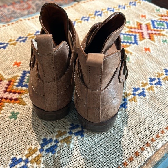Lucky Brand Brown Buckle strapped Bootie Size 9.5. - Picture 3 of 6